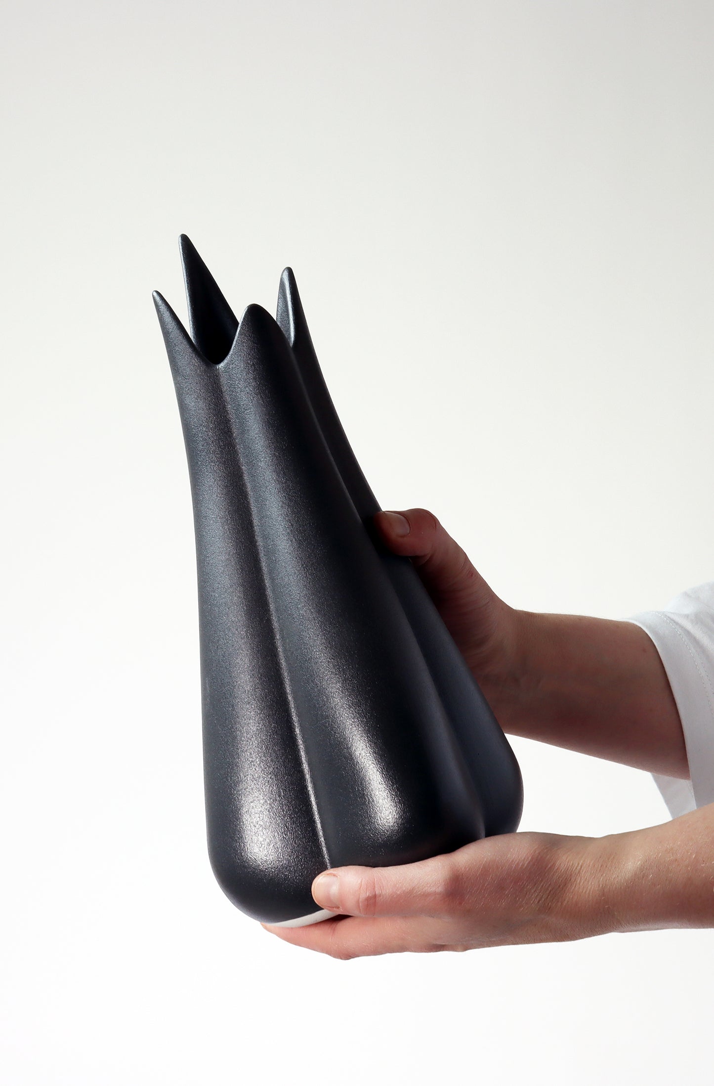 Lilium Vase - Matte Black