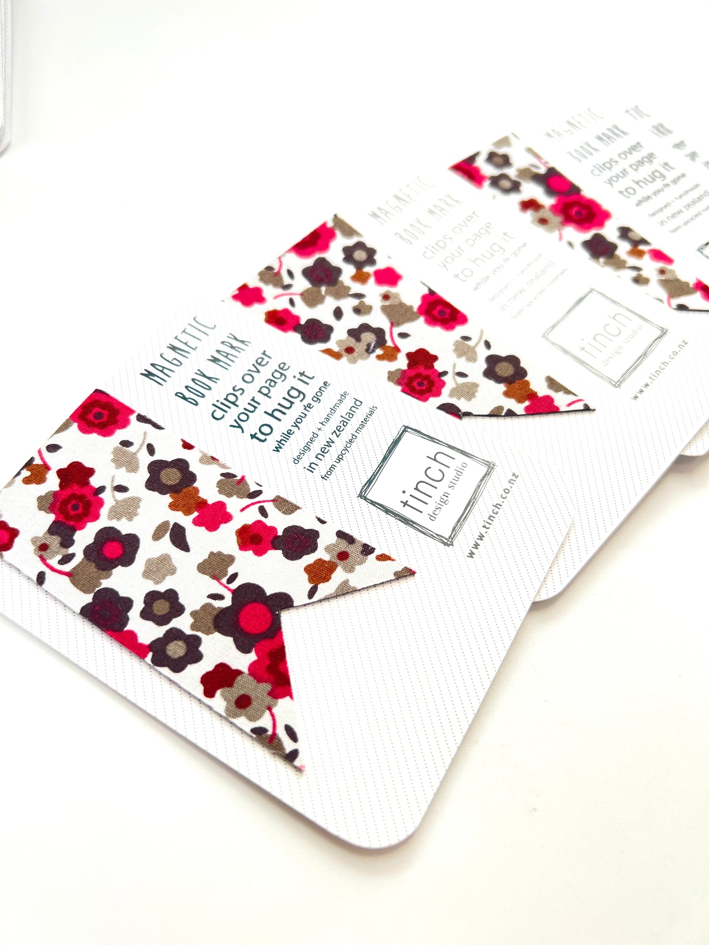 Magnetic bookmark - crimson floral