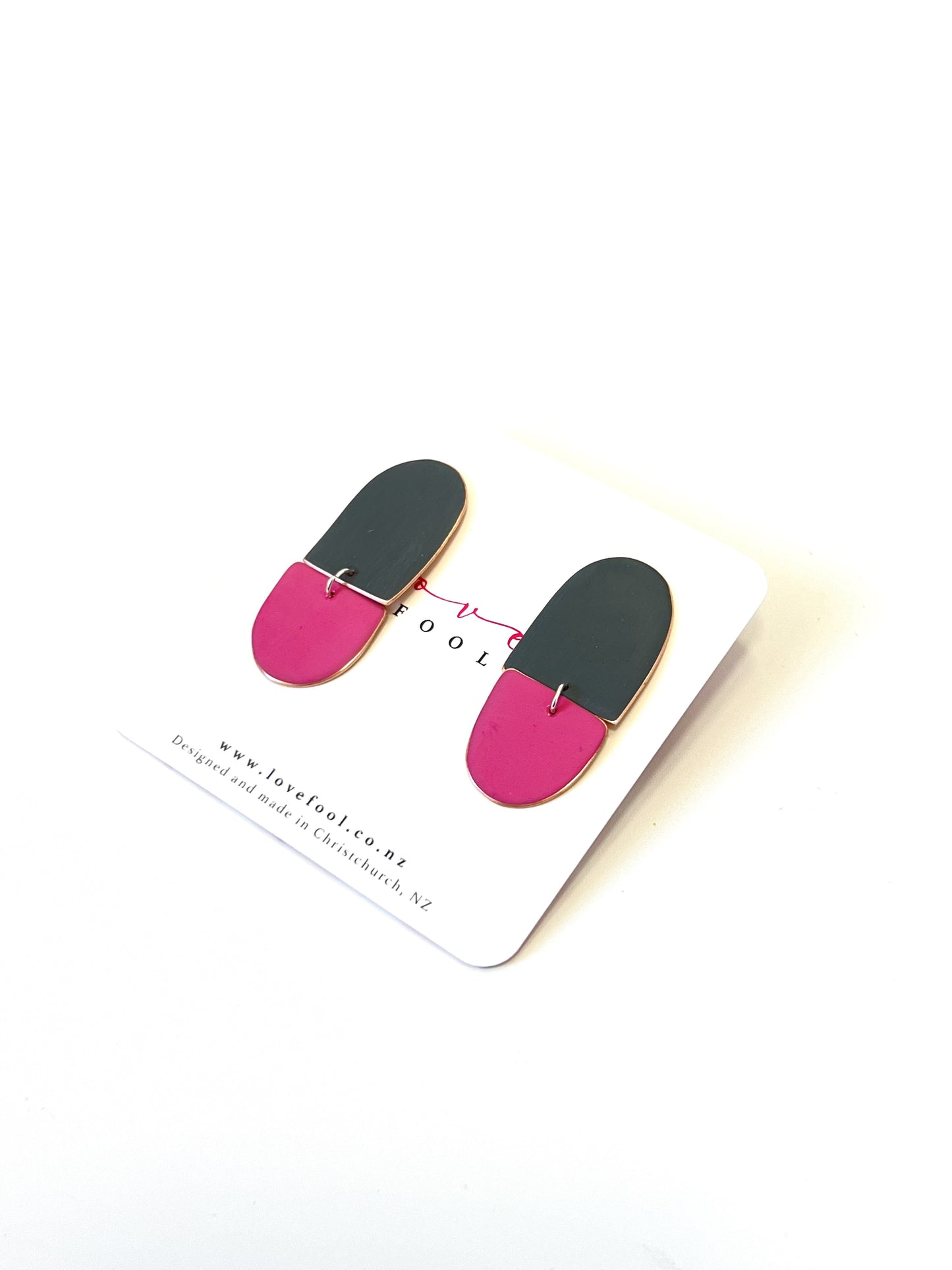 Ora Studs - Dark Grey / Neon pink