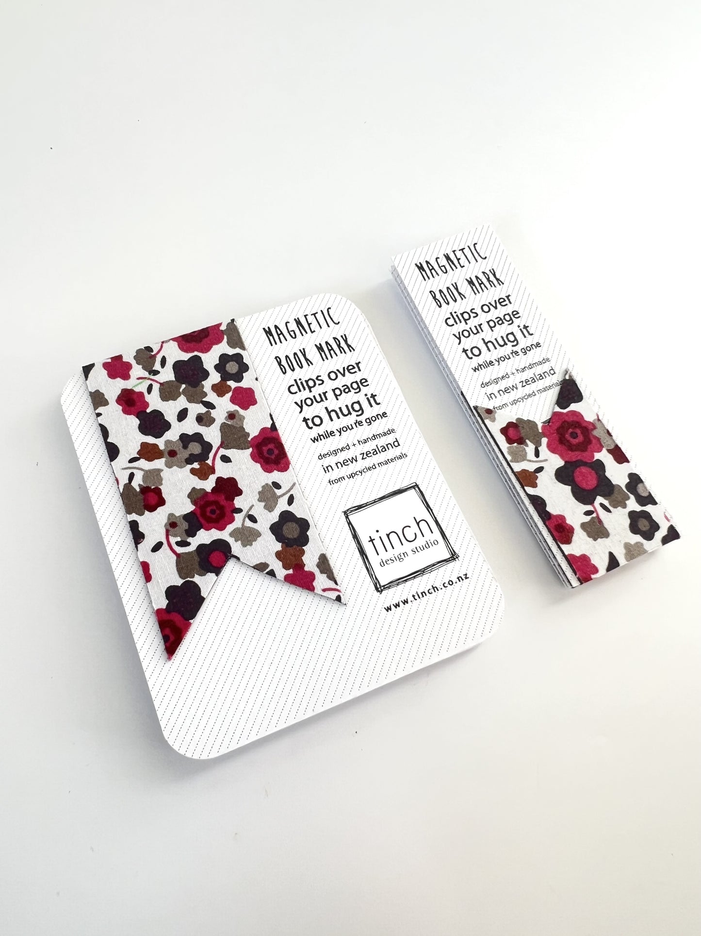 Magnetic bookmark - crimson floral