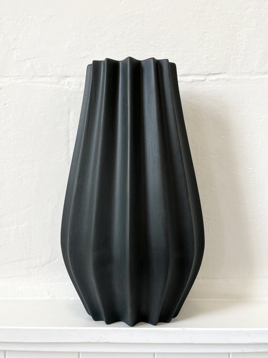 Fluted Vase - Matte Black