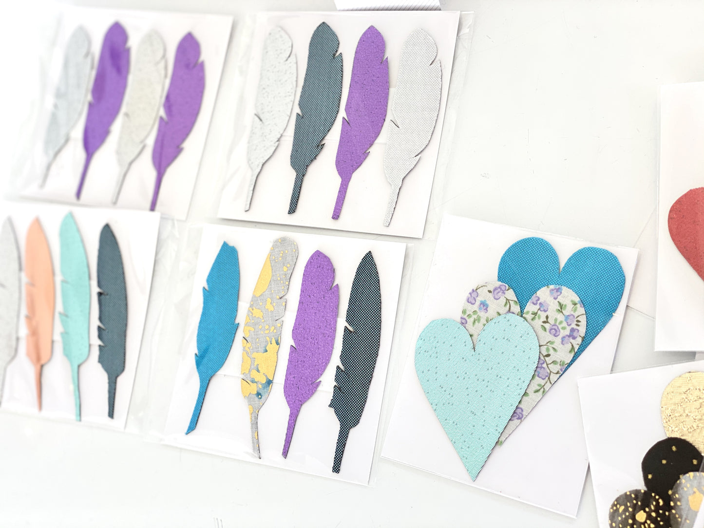 Mini feather magnet set