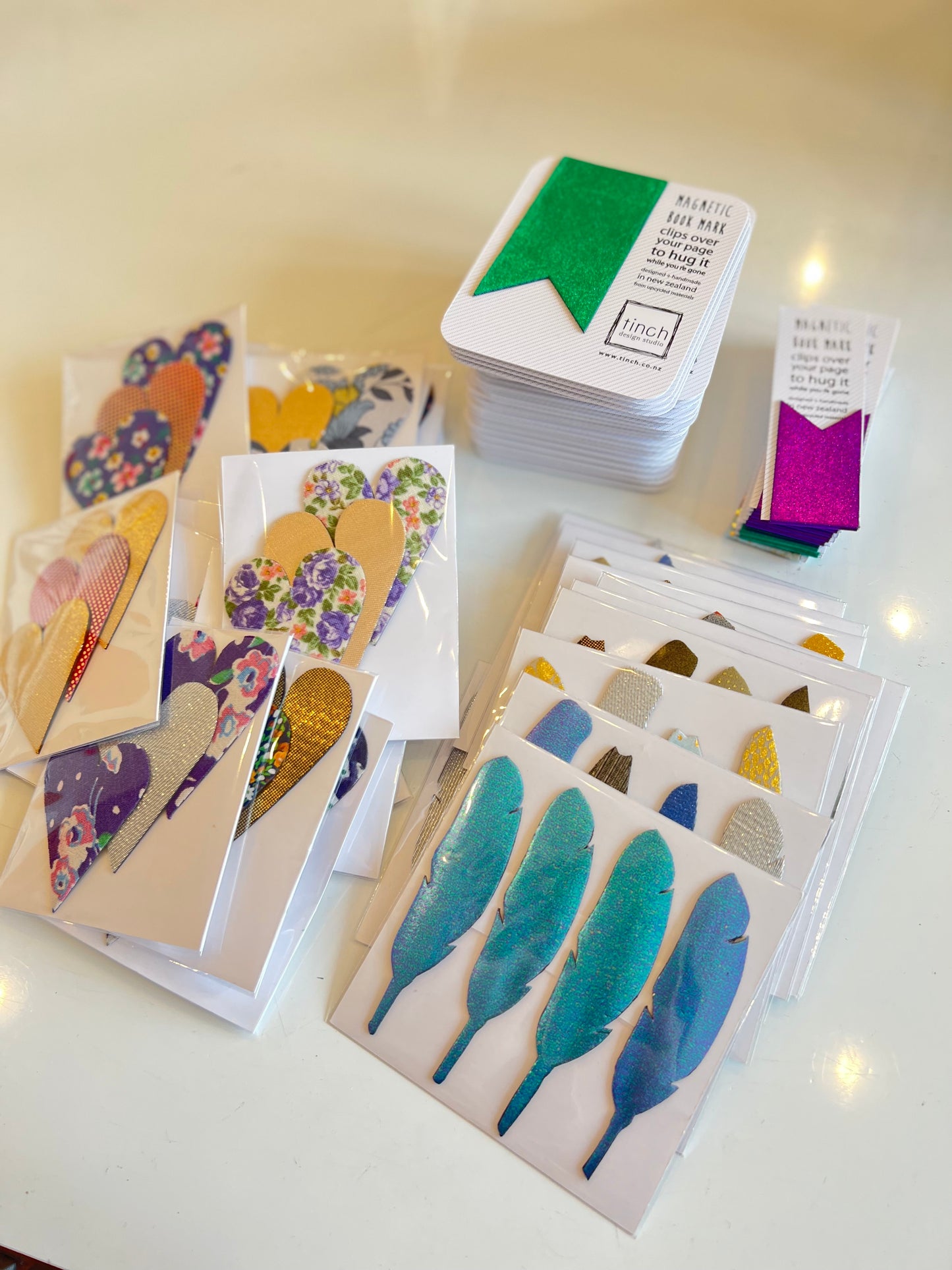 Mini feather magnet set