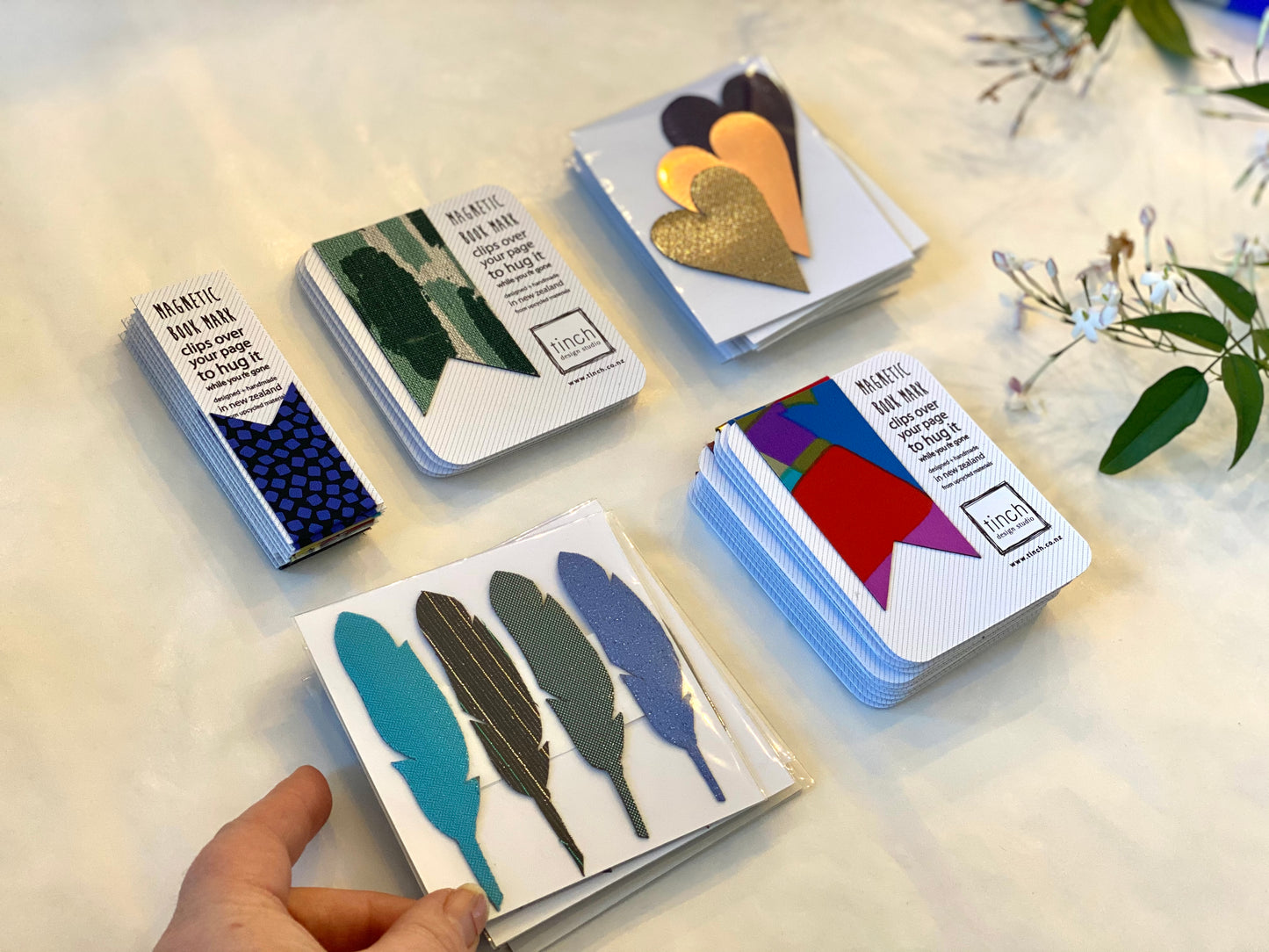 Mini feather magnet set