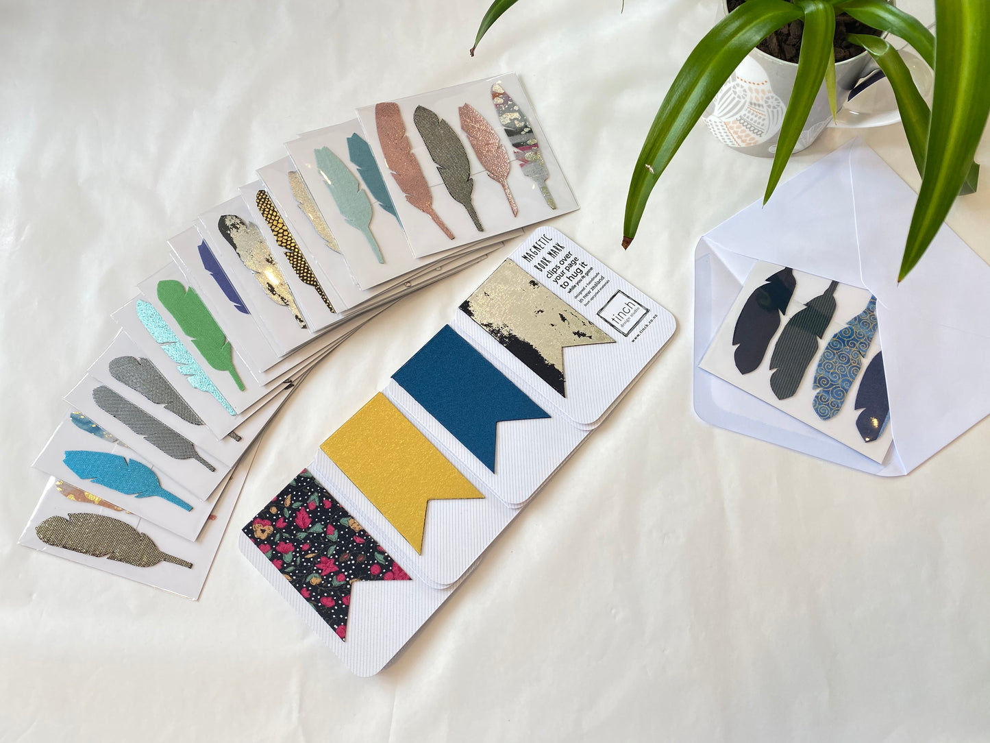 Mini feather magnet set