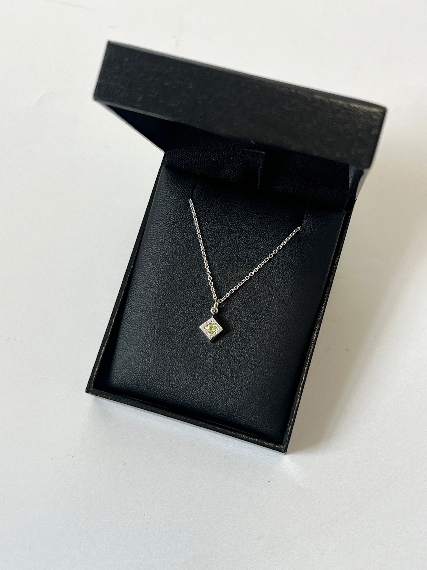 Daisy Cluster Peridot Necklace HH049