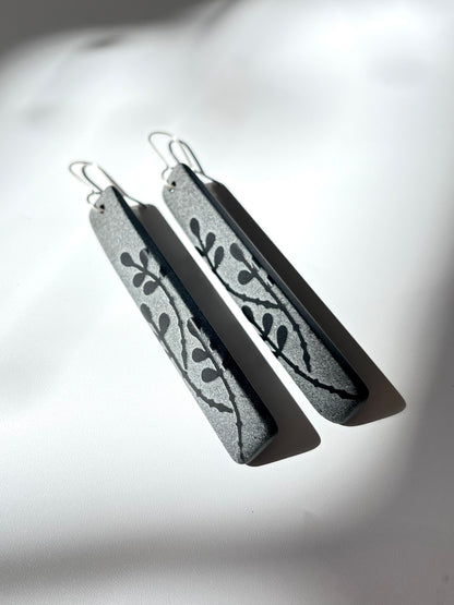 Rātā Vine Drop Earrings - Black