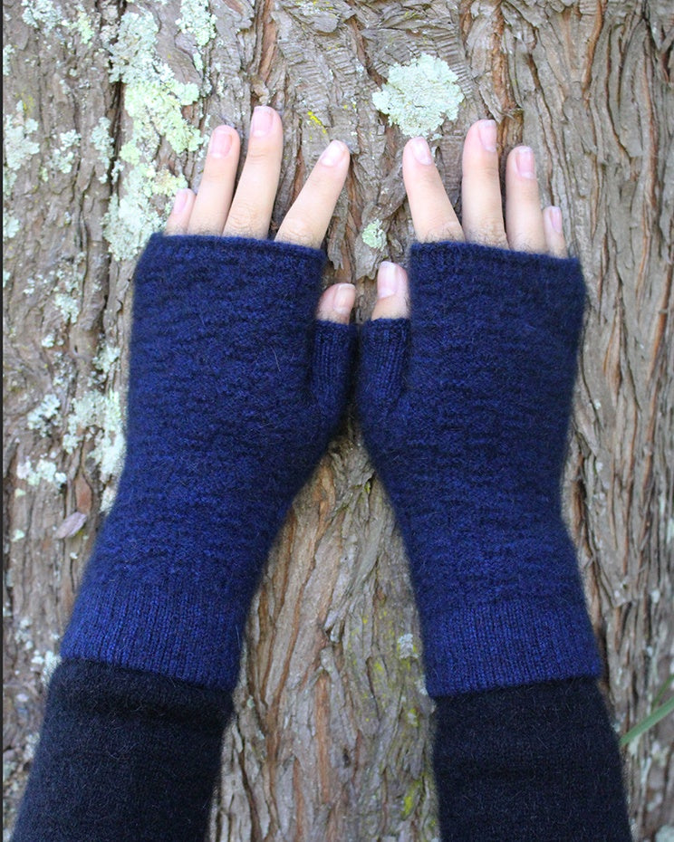 Dash Possum Merino Fingerless Mitten - Midnight Blue