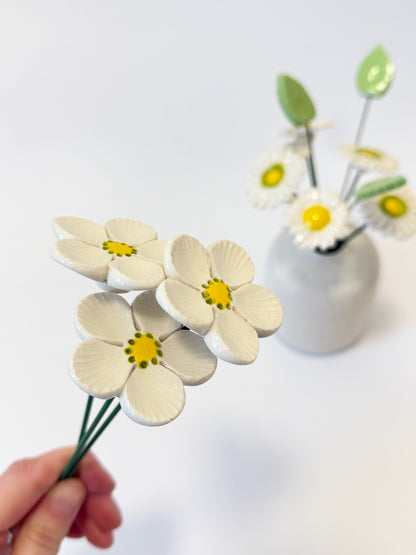 White Anemone 5 Petal Green Dotty Centre – Ceramic Flower
