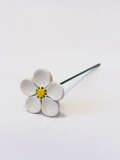 White Anemone 5 Petal Green Dotty Centre – Ceramic Flower