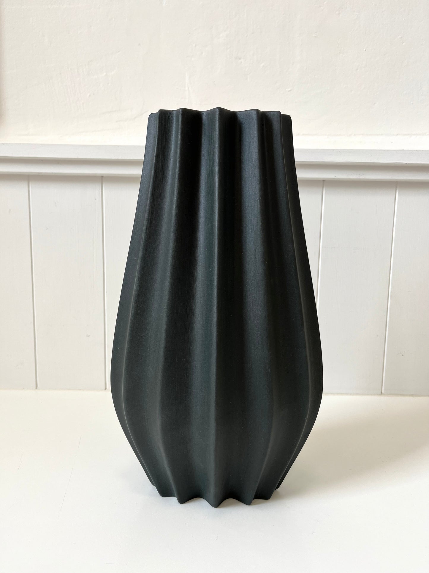 Fluted Vase - Matte Black