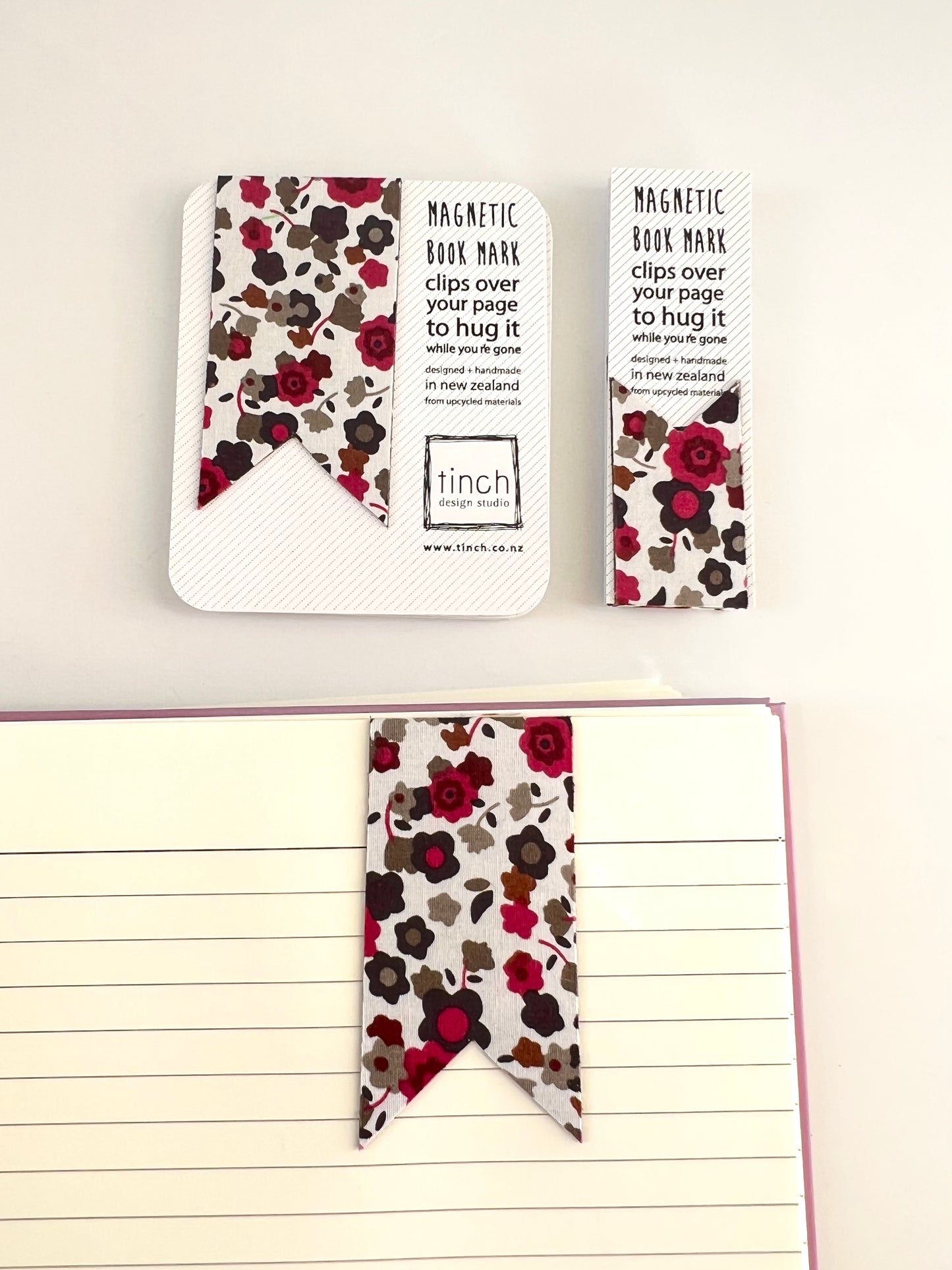 Magnetic bookmark - crimson floral